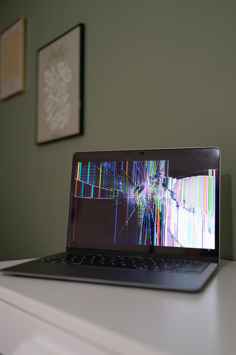 Uszkodzony laptop z pękniętą matrycą, skup uszkodzonych komputerów Kielce